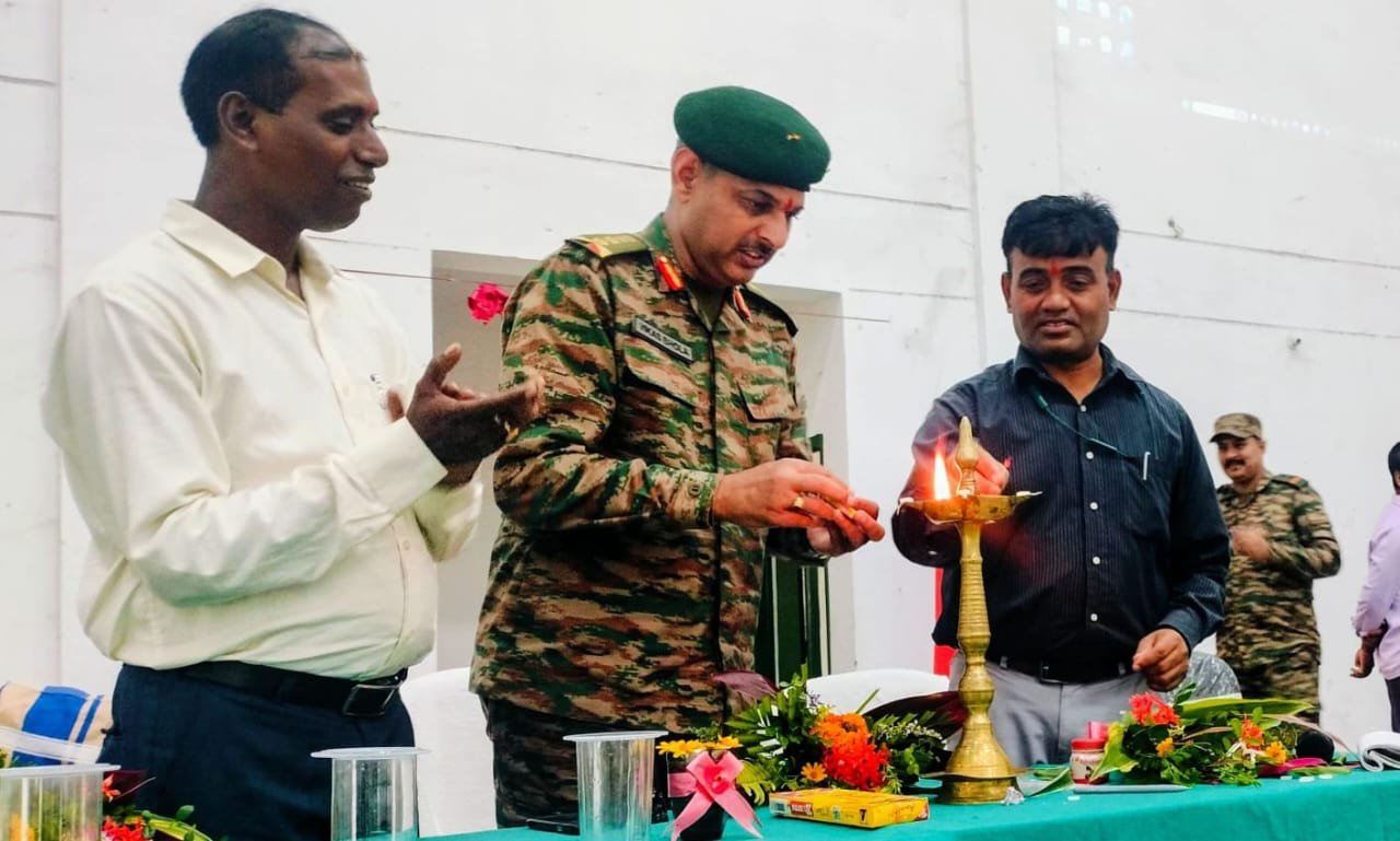 सेना में भर्तियों से संबंधित कर्नल ने बच्चों के साथ की कैरियर काउंसलिंग