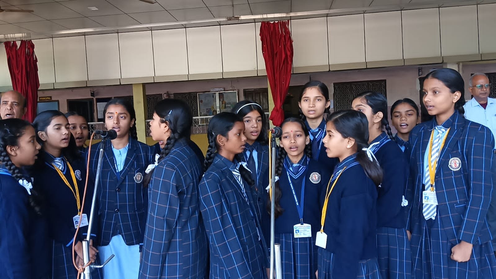 श्री कृष्ण विद्या मंदिर में वंदे मातरम् का सामूहिक गायन