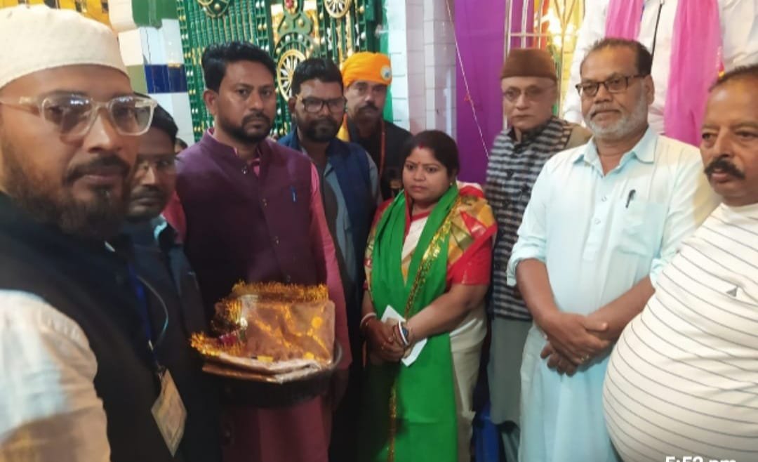 ललिता देवी ने की चादरपोशी और शांति समृद्धि की कामना