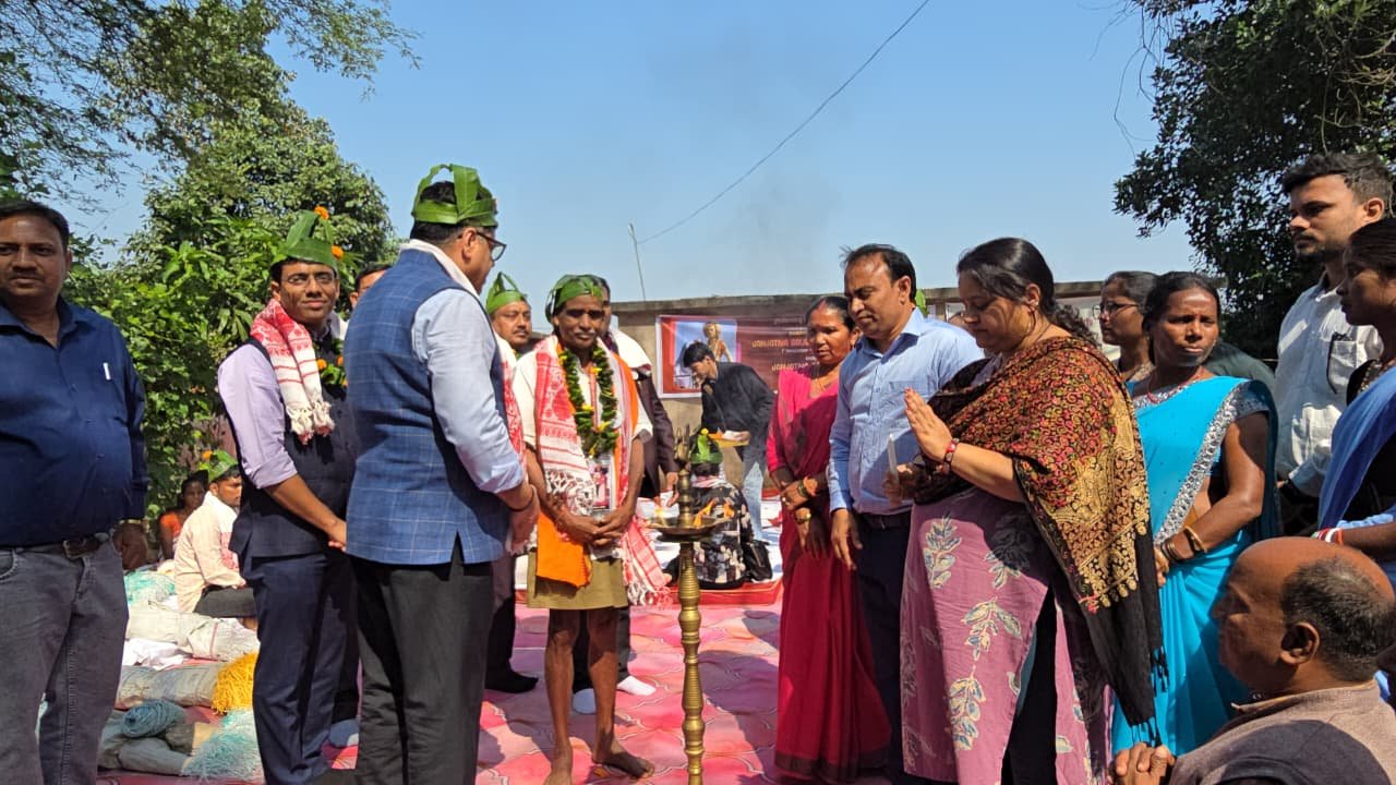 नीति आयोग की टीम पतरातू पहुंची, कोतो पंचायत में बिरहोरों का जाना हाल