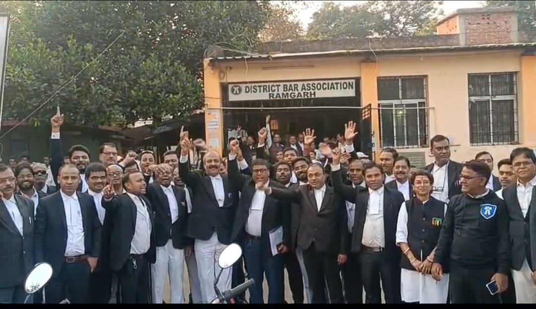 टाउन हॉल के पास अधिवक्ता संघ भवन बनाने का विरोध