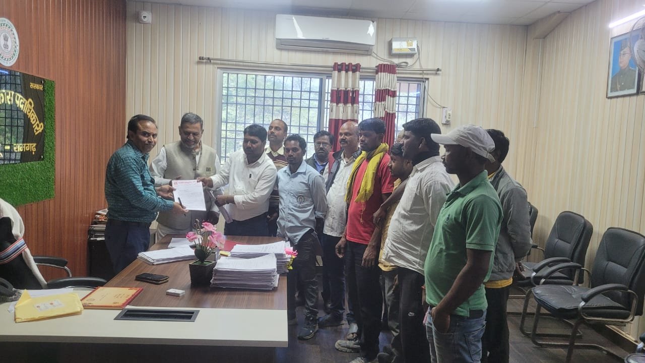 पतरातु प्रखंड कार्यालय में भ्रष्टाचार एवं बिचौलिया हावी: मनोज महतो