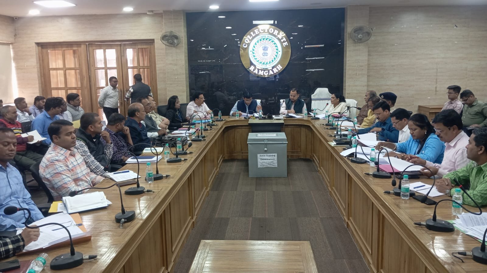 आधारभूत संरचनाओं, एफआरए, भूअर्जन तथा विभिन्न परियोजनाओं को लेकर समीक्षा बैठक का आयोजन