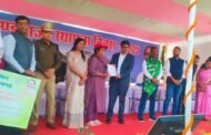 मनरेगा,आवास कर्मियों द्वारा किया गया रक्तदान,उपायुक्त ने किया सम्मानित