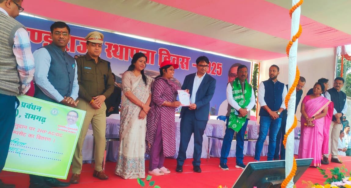 मनरेगा,आवास कर्मियों द्वारा किया गया रक्तदान,उपायुक्त ने किया सम्मानित