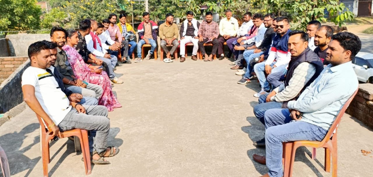 नगर परिषद चुनाव की रणनीति को लेकर जेएलकेएम कार्यालय रामगढ़ में बैठक