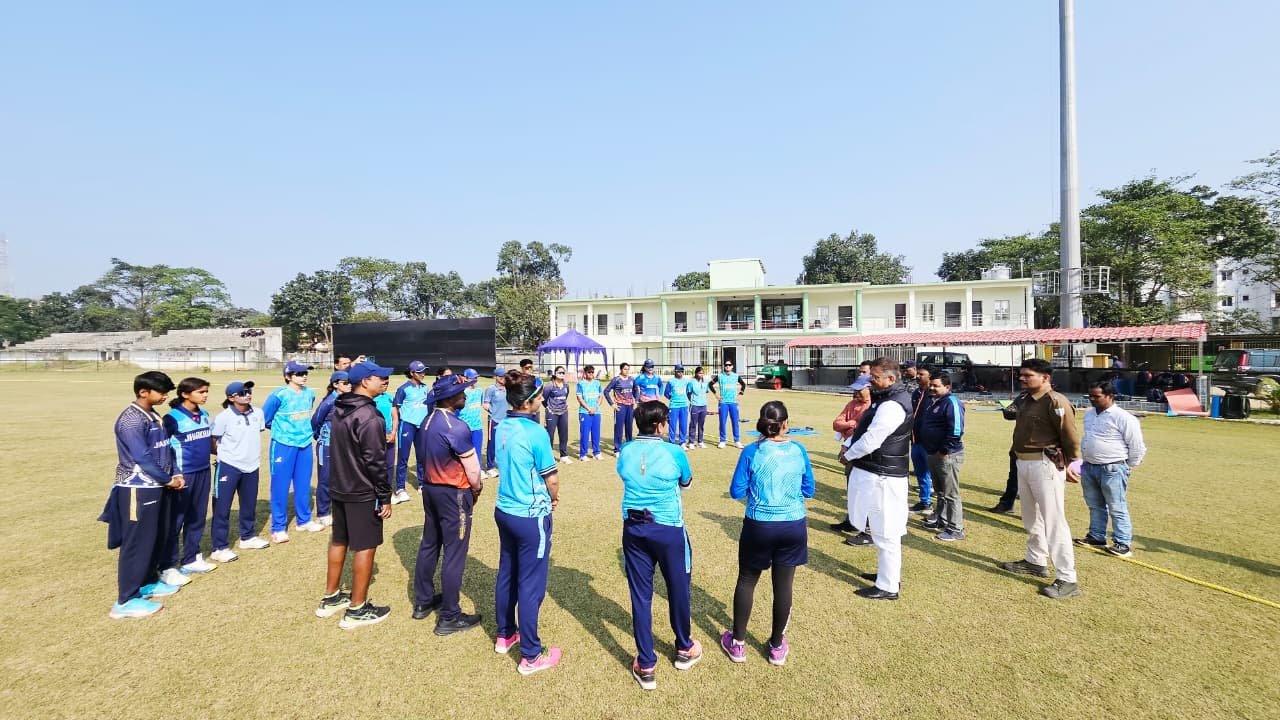 सांसद ने किया संजय सिंह स्टेडियम का निरीक्षण, महिला अंडर-23 टीम से की खास मुलाकात