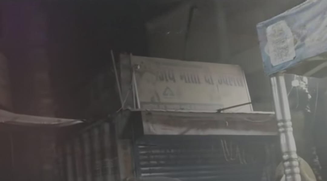 व्यस्तम रहने वाले बरही चौक में फायरिंग करते हुए हथियार के बल पर सरेआम बीते रात ज्वेलर्स दुकान पर लूटपाट