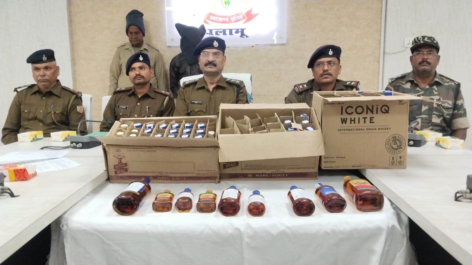पलामू जिला पुलिस ने 90 लाख रुपए की अवैध शराब को जब्त किया