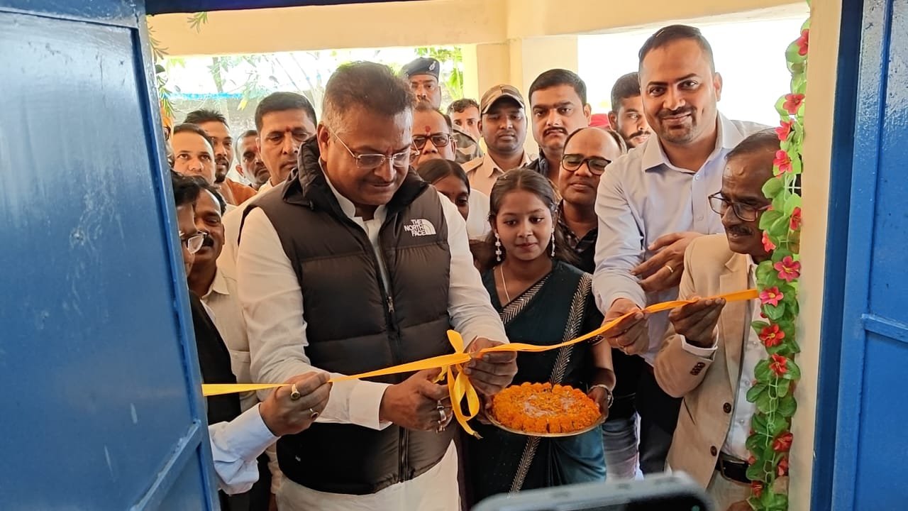 सांसद मनीष जायसवाल रामगढ़ दौरे के क्रम में पहुंचे दुलमी,जनता हाई स्कूल,होन्हे में हुआ अभूतपूर्व स्वागत