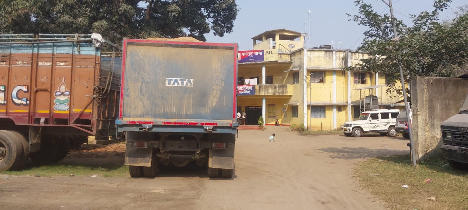 पुलिस ने अवैध बालू लदा दो हाईवा को किया जब्त