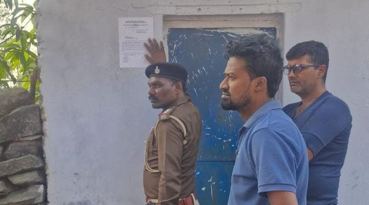 भदानीनगर पुलिस ने सौंदा डी में वारंटी के घर चिपकाया इस्तेहार