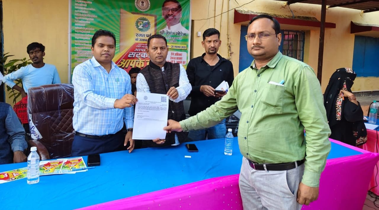 सेवा का अधिकार सप्ताह के तहत आयोजित शिविर के दौरान 