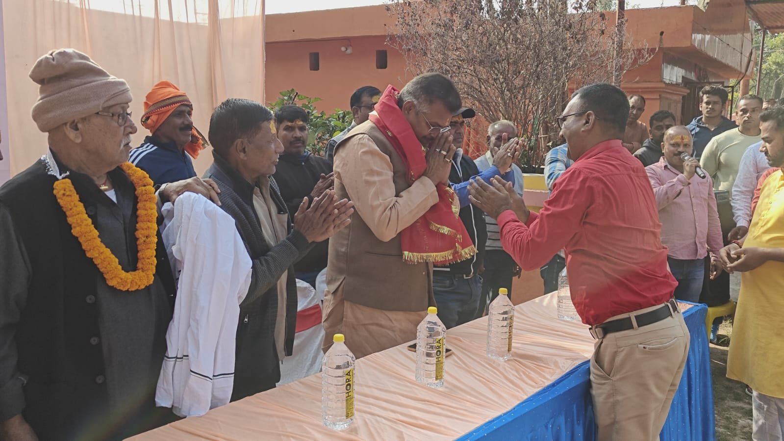 सांसद मनीष जायसवाल ने शहर के कोलघट्टी क्षेत्र से ने 65 तीर्थयात्रियों को किया रवाना