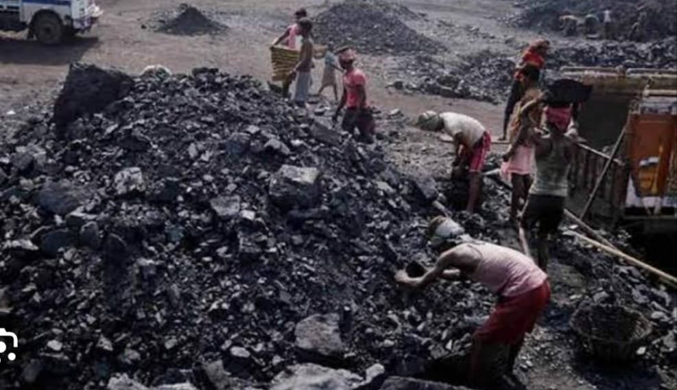 झारखंड के रामगढ़ और हजारीबाग जिले से बड़े पैमाने पर चल रहा कोयले का अवैध खनन और कारोबार