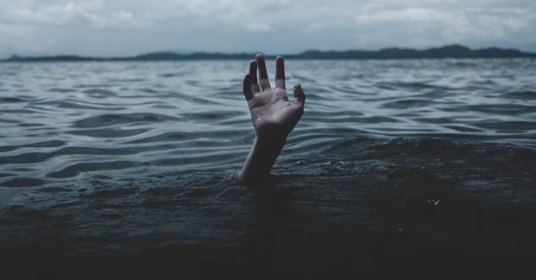 बंद पड़े माइंस के गहरे गड्ढे में डूबा युवक; शौच के दौरान पैर फिसलने से हुई घटना