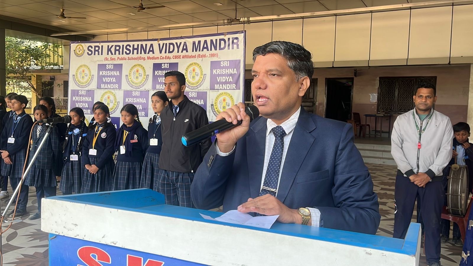 विद्यालय में नियम और कानून की ज्योत जली एवं धूमधाम से संविधान दिवस मनाया गया