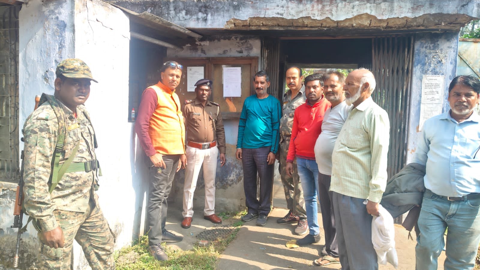 भदानीनगर पुलिस ने आईएजी गेट पर इश्तिहार चिपकाए