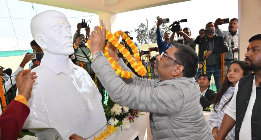 मुख्यमंत्री ने शहीद सोबरन सोरेन जी के 68 वें शहादत दिवस पर लुकैयाटांड़ स्थित उनकी प्रतिमा पर माल्यार्पण कर उन्हें भावपूर्ण श्रद्धांजलि अर्पित की