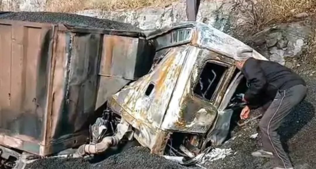 रामगढ़ के चुटूपालू घाटी में ट्रेलर दुर्घटनाग्रस्त,लगी आग,टेंपो चालक घायल