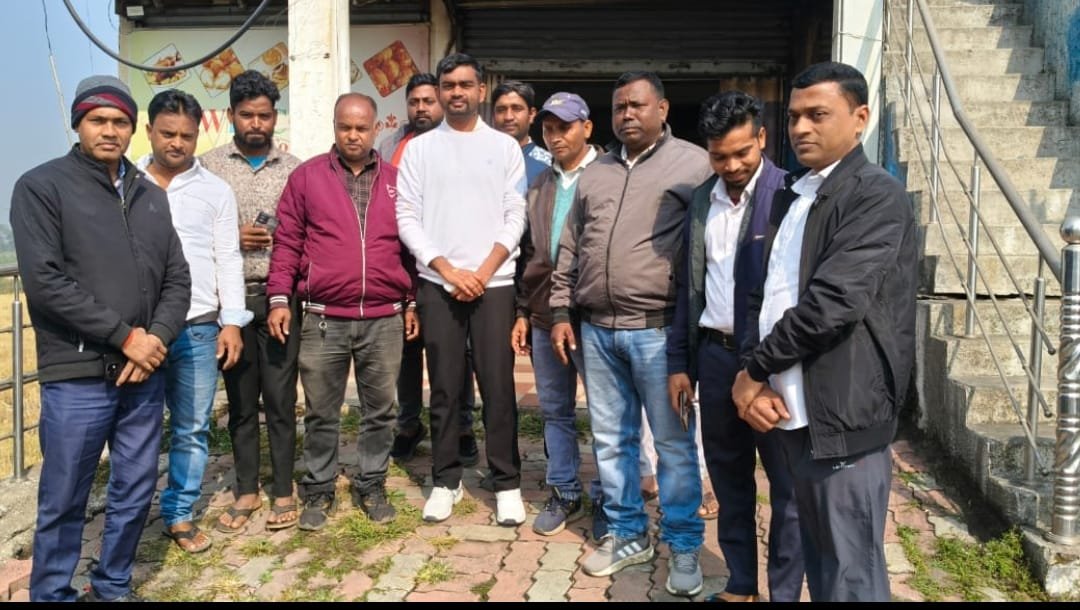 रांची से डुमरी लौटने के क्रम में गोला के कार्यकर्ताओं से मिले टाइगर जयराम महतो