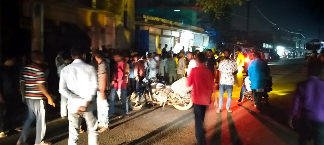 गोला:सड़क दुर्घटना में युवक की मौत, सड़क जाम