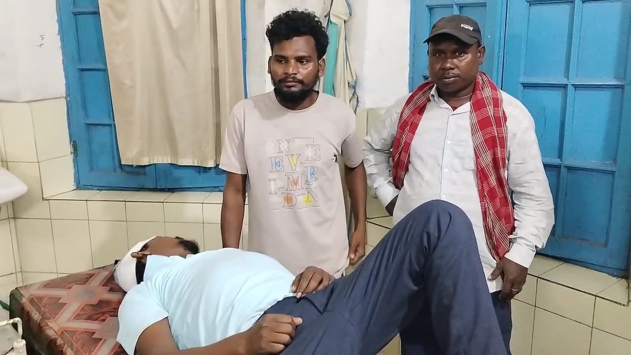 उरीमारी पोटंगा स्थित दुघर्टना में बाइक सवार एक युवक गंभीर रूप से घायल, रिम्स रेफर