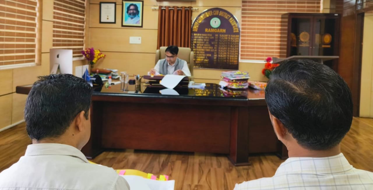 रामगढ़ नगर परिषद एवं छावनी परिषद द्वारा किए जा रहे कार्यों की उपायुक्त ने की समीक्षा