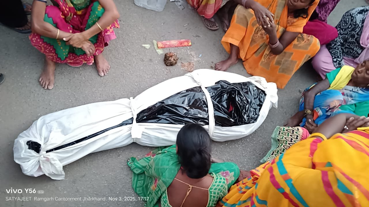 मृतकों के परिजनों को मुआवजा देने की मांग को लेकर किया सड़क जाम