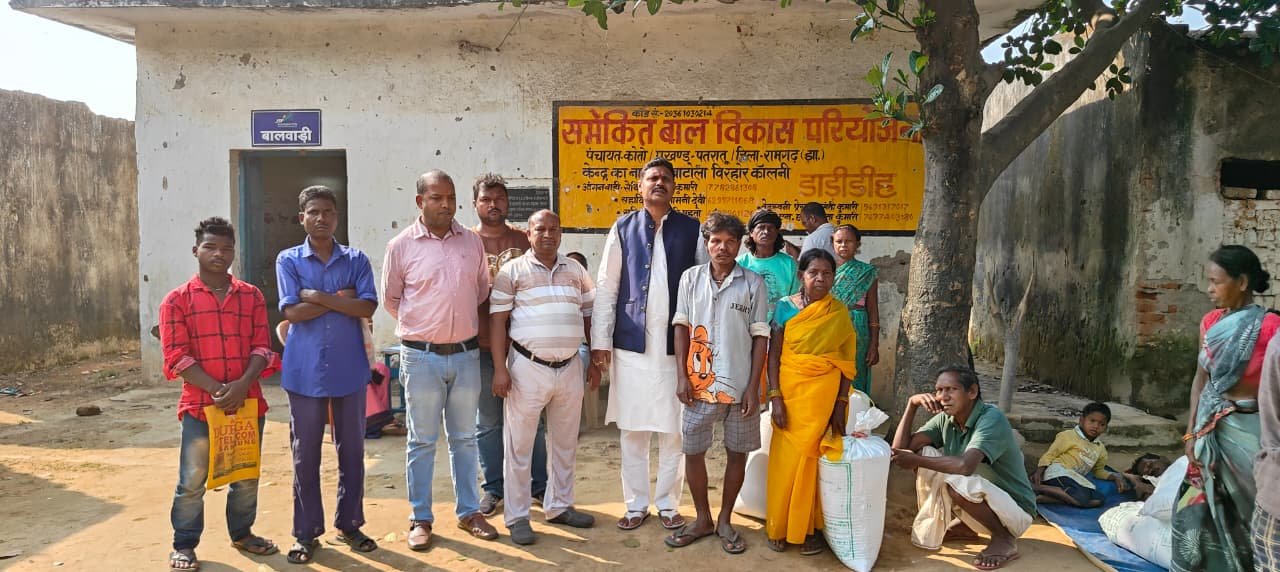 बिरहोर परिवार के बीच बांटी गई खाद्य सामग्री