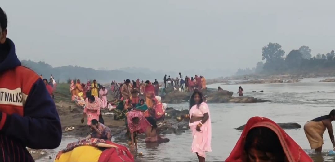 कार्तिक पूर्णिमा पर गंगा स्नान के लिए दामोदर घाटों पर उमड़े श्रद्धालु