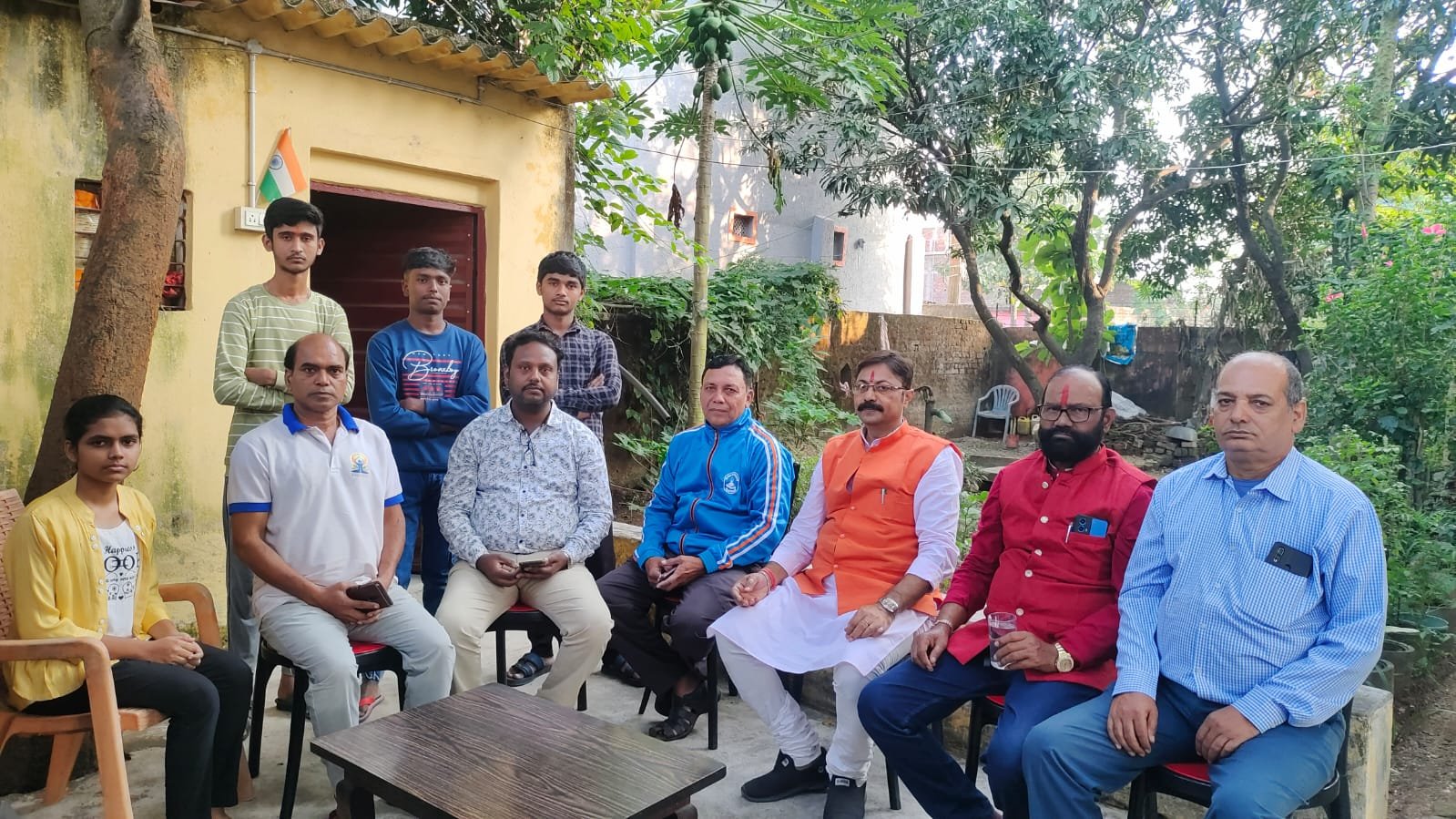 अभिभावक संपर्क अभियान: विद्यालय टीम ने घर-घर जाकर जाना विद्यार्थियों का हाल