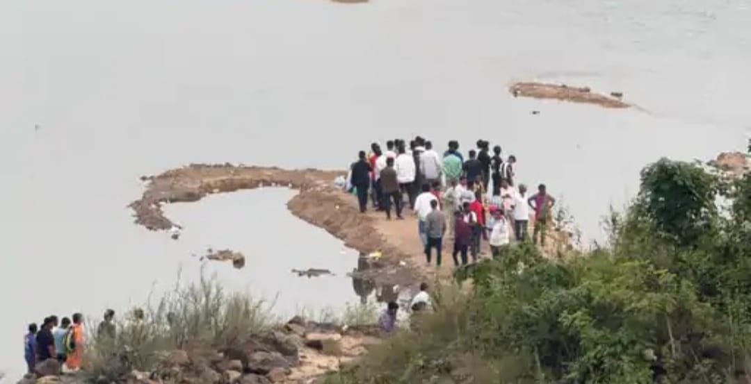 धनबाद में नदी में डूबे पांच युवक,एक की मौत,तीन को लोगों ने सुरक्षित बचाया,एक लापता