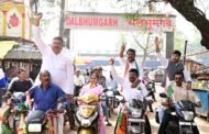 कांग्रेस के नेताओं ने सोमेश सोरेन के पक्ष में मोटरसाइकिल रैली निकाली