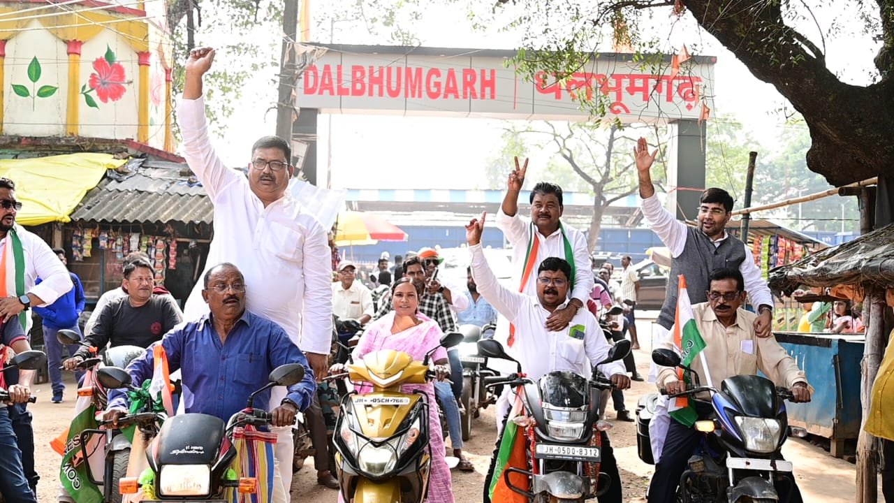 कांग्रेस के नेताओं ने सोमेश सोरेन के पक्ष में मोटरसाइकिल रैली निकाली