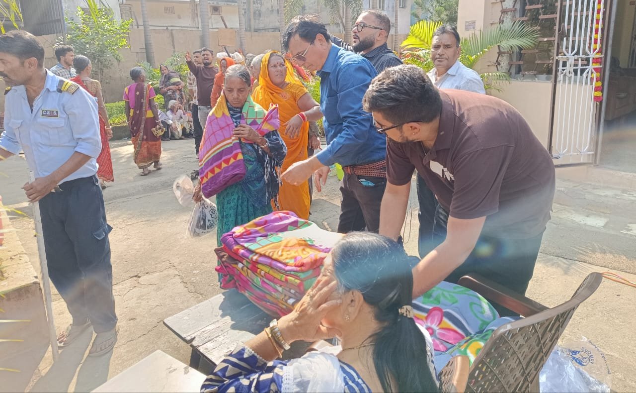 जिले में कार्तिक पूर्णिमा के दिन लोगों ने नदियों एवं तालाब में स्नान कर दान किया