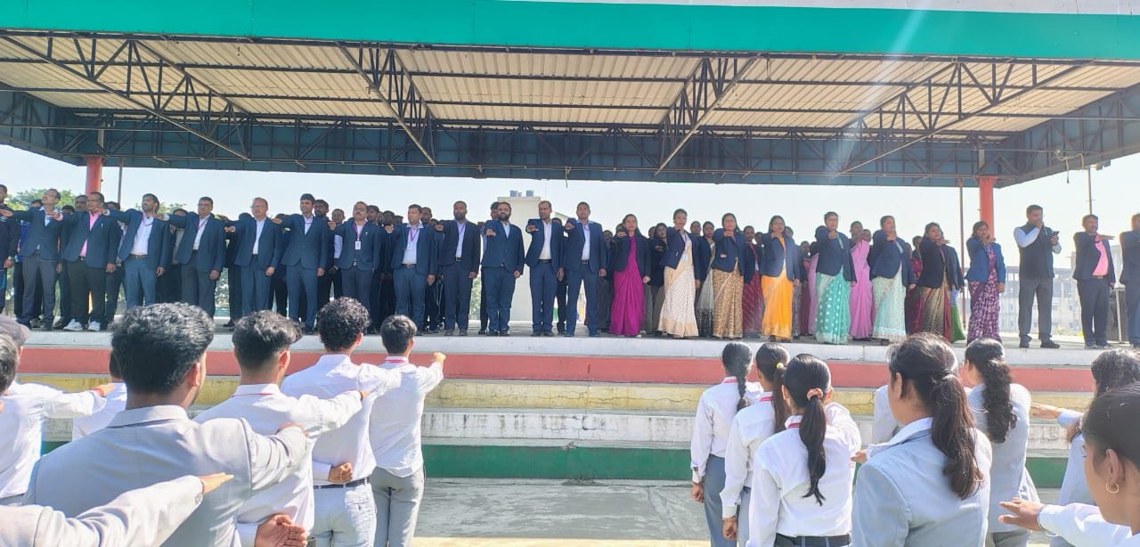 वन्दे मातरम् के 150 वर्ष के उपलक्ष्य मे राधा गोविन्द विश्वविद्यालय में सामूहिक वन्दे मातरम गायन का आयोजन