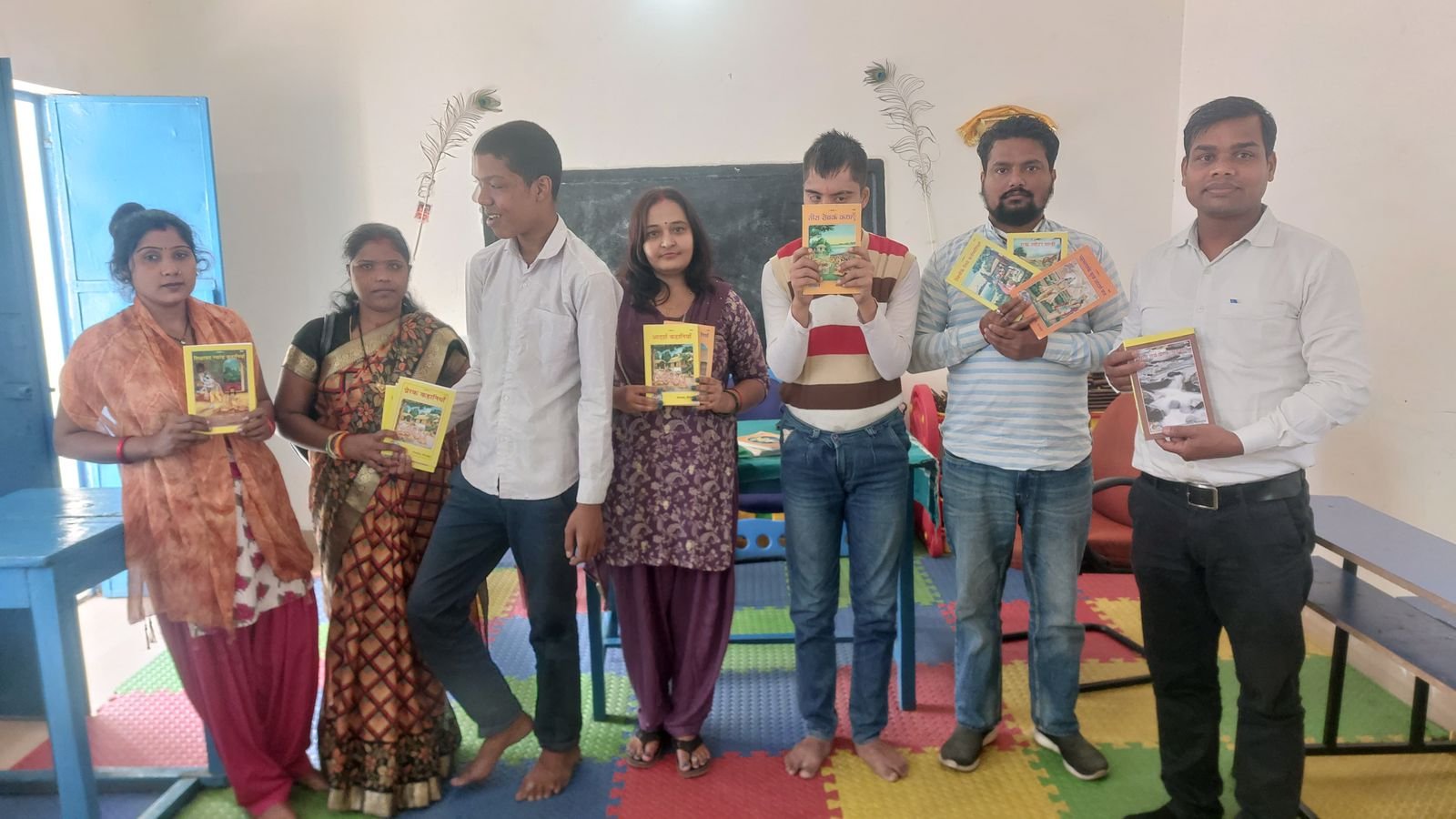 शांतिधारा फाउंडेशन ने उम्मीद विद्यालय में पुस्तके प्रदान की