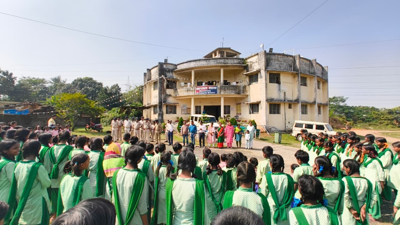 बासल थाना में स्कूली बच्चे और पुलिस ने किया वंदे मातरम का सामूहिक गायन