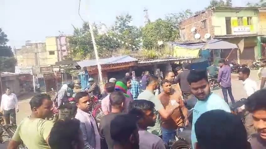 भुरकुंडा : दुकान में चोरी करते युवक को दुकानदार ने पकड़ा,किया पुलिस के हवाले