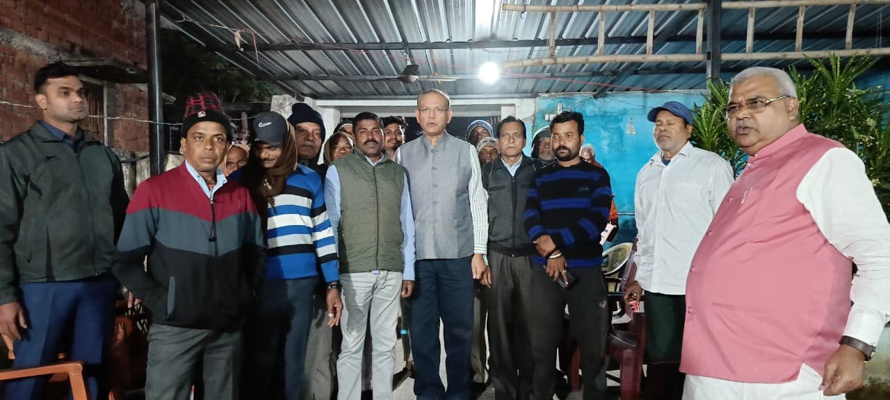 पूर्व सांसद जयंत सिन्हा अनूप ठाकुर के घर पहुंचे,जहां कार्यकर्ताओ से मिले
