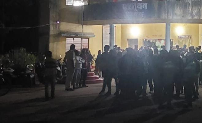 उत्क्रमित उच्च विद्यालय डाढ़ीडीह के छात्र-छात्राओं ने प्रधानाध्यापक पर छेड़खानी का लगाया आरोप