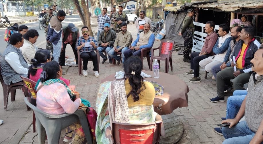 सांसद सुखदेव भगत चाय के चौपाल पर जनता की सुनी समस्या