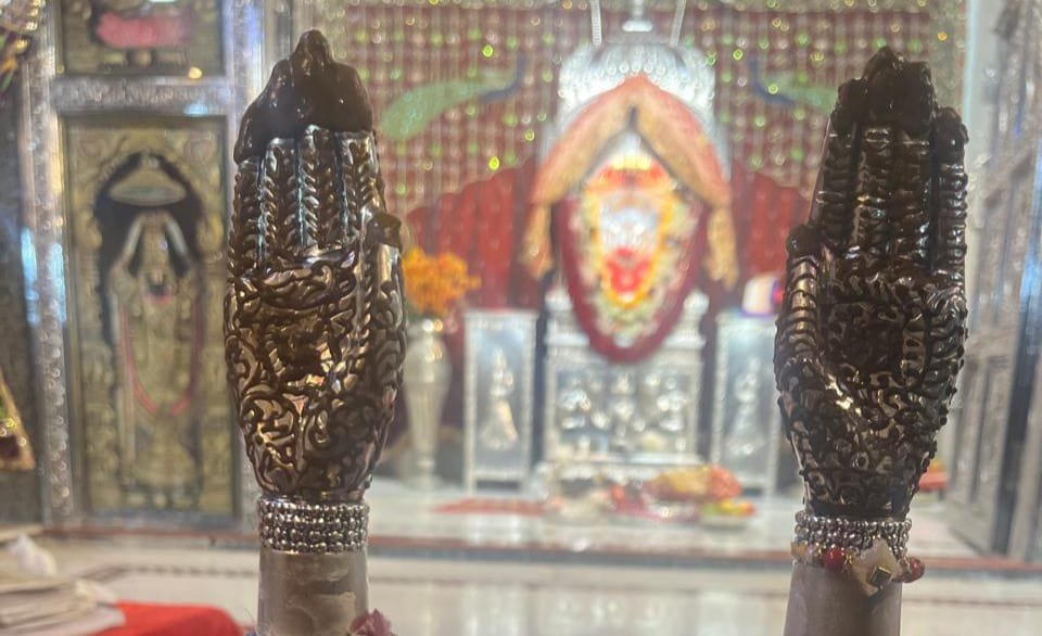 जय श्री दादी जी मेहंदी राचन लागी, हाथों में दादी के नाम की