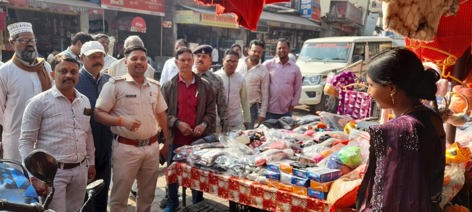 भुरकुंडा ओपी प्रभारी ने मेन रोड फुटपाथ अतिक्रमण पर लिया संज्ञान