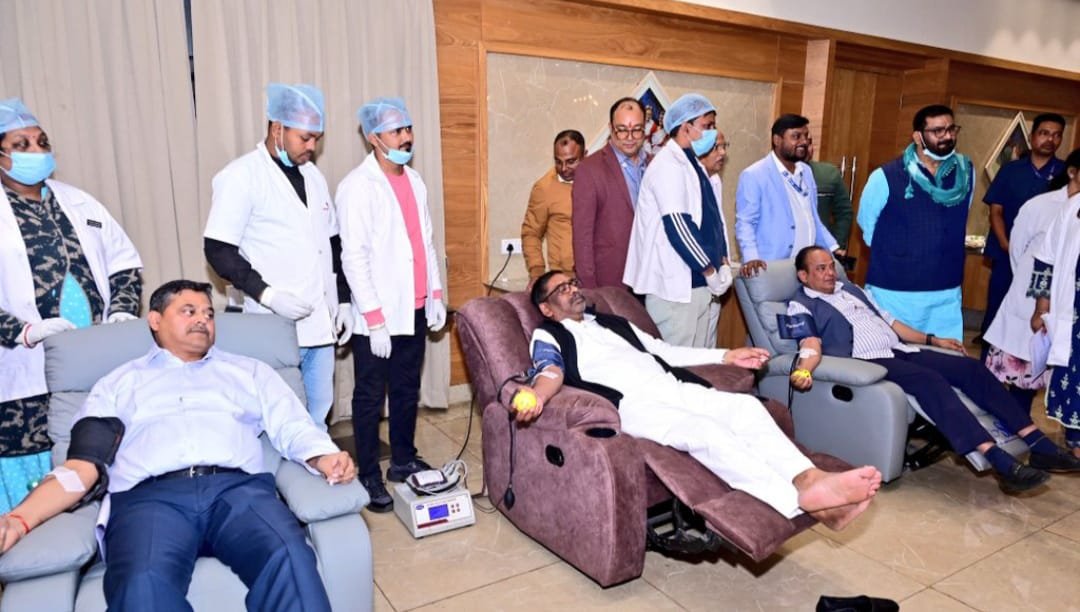 मुख्यमंत्री ने झारखंड मंत्रालय में आयोजित मेगा ब्लड डोनेशन कैंप में रक्तदान कर स्वैच्छिक रक्तदान महाअभियान का किया शुभारंभ