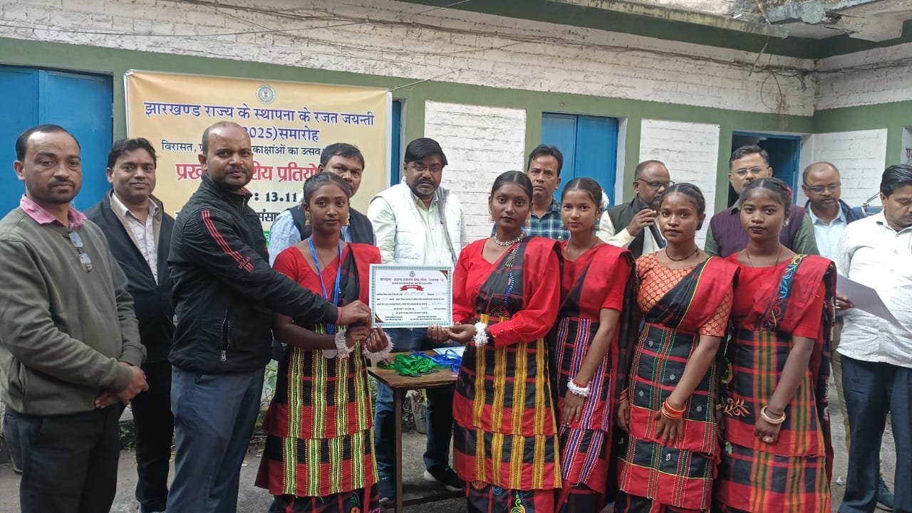 स्कूली बच्चों ने क्विज निबंध नृत्य गायन ड्रामा कथा वाचन और पेंटिंग में अपने प्रतिभा का किया प्रदर्शन