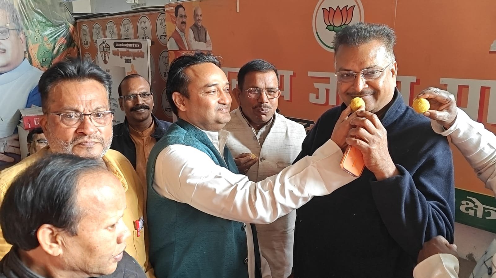 बिहार में एनडीए की ऐतिहासिक जीत पर सांसद मनीष जायसवाल ने कार्यकर्ताओं संग मनाया जश्न