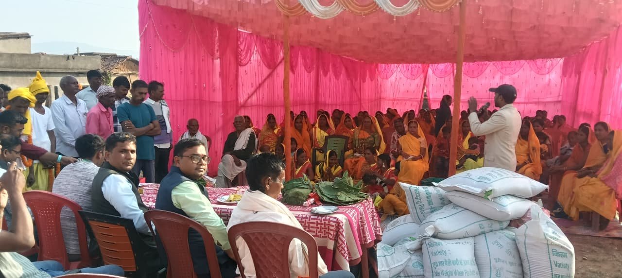 कृषि विज्ञान केंद्र द्वारा मांडू में गोष्ठी का आयोजन