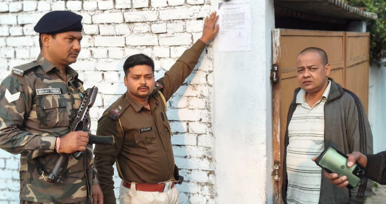 भुरकुंडा पुलिस ने चेक बाउंस केस के आरोपी के घर और चौक चौराहा पर चिपकाया इस्तेहार